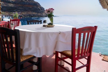 Kaldera, Santorini, Yunanistan manzaralı sandalyeler ve yemek masası