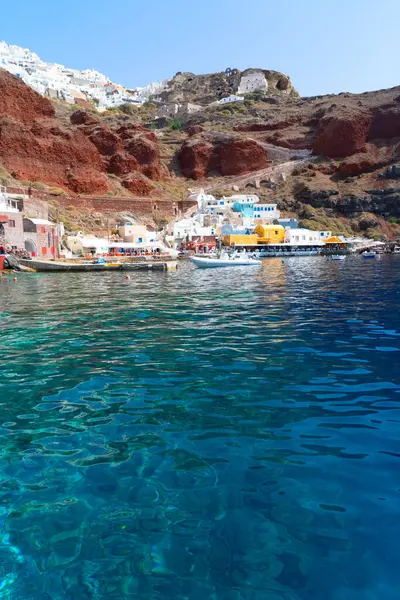 Parlak su ve tekneli Amoudi Körfezi, Oia Limanı, Santorini Yunanistan güneşli yaz mevsiminde