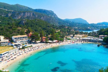 Yazın Korfu 'daki Paleokastritsa sahili, kristal berrak su manzarası, Yunanistan