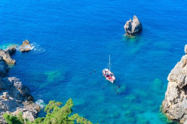Paleokastritsa plajı, küçük körfez ve Yunanistan 'ın Korfu kentindeki İyon denizi, yukarıdan görünüyor.