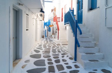 Yunanistan 'ın Mykonos adasının tipik Coloful beyaz caddesi