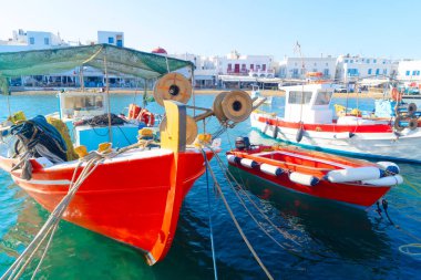 Yunanistan 'ın Mykonos adasının renkli balıkçı tekneleri