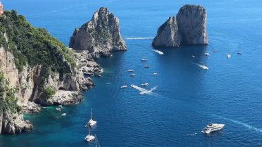 Güzel bir faraglioni manzarası, yukarıdan kayalar, Capri Adası, İtalya, web pankartı