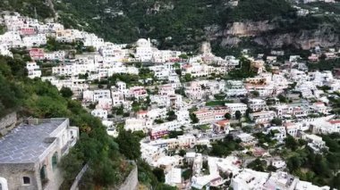 Thyrenian Denizi ve Positano sahilindeki parlak şemsiyeler - ünlü eski İtalyan tatil beldesi, İtalya