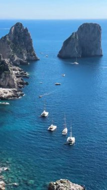 Güzel bir faraglioni manzarası, yukarıdan kayalar, Capri Adası, İtalya, web pankartı