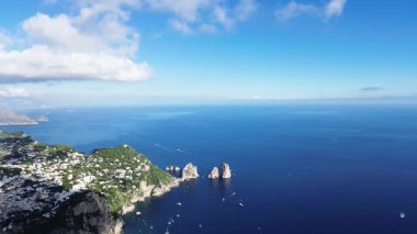 Güzel bir faraglioni manzarası, yukarıdan kayalar, Capri Adası, İtalya, web pankartı