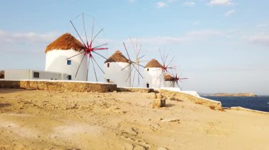 Mykonos adasının ünlü yel değirmenlerinin taşınması, Yunanistan 'ın Mykonos Adası' na yakın