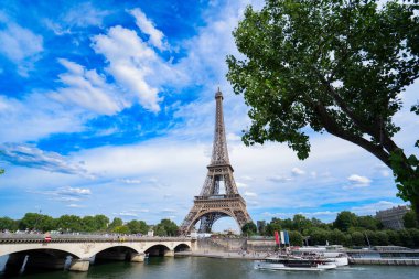 Paris 'in ünlü simgeleri. Eyfel Kulesi. Nehrin üzerinde yeşil ağaç var. Paris Fransa.