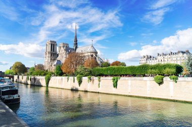 Notre Dame Katedrali Seine Nehri üzerinde, Paris, Fransa, web pankartı