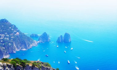 Ünlü Faraglioni uçurumları ve Tyrhenian Denizi, Capri Adası, İtalya