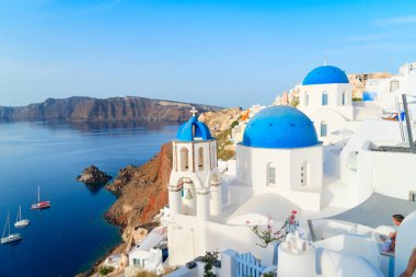 Açık deniz manzaralı ünlü mavi kubbeler ve volkan kalderası, Yunanistan 'ın Oia ve Santorini adaları hakkında güzel detaylar