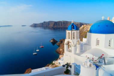 Mavi kubbeli beyaz kilise çanı ve deniz manzaralı volkan kalderası, Yunanistan 'ın Santorini adasının güzel detayları