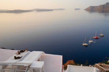 Sandalye yatakları ve Yunanistan 'ın Santorini kaldera manzarası