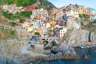 İtalya Cinque Terre 'deki Manarila resimli kasaba evleri