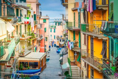 İtalya Cinque Terre 'nin Manarila pitoresk şehir caddesi