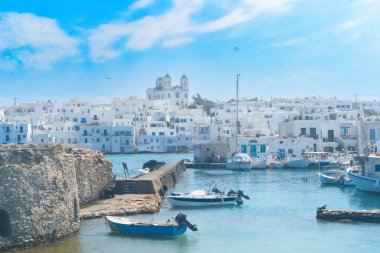 Limandaki Naoussa kasabası, güzel Yunan adaları, Paros Yunanistan