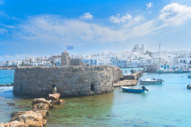 Yunanistan 'ın Naoussa kentindeki eski kale ve eski şehir manzarası