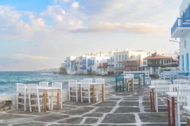 Yunanistan 'ın Mykonos Adası' nın Little Venice semtindeki sahil kafe