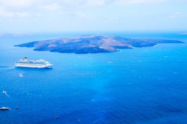 Gemilerle Santorini yanardağının Thira ve kalderası, Yunanistan