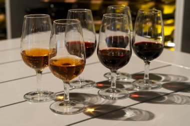 Şarap testi, içki bardakları - beyaz ve kırmızı