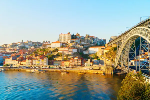 Resimli, eski kasaba Porto 'nun renkli manzarası meşhur köprüsü ile Portekiz, köprü köprüsü Dom Luis ile Douro nehri üzerinde. Oporto, turistik Akdeniz şehri