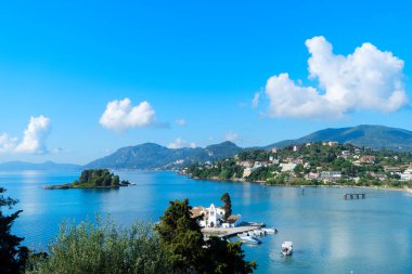Gündoğumunda Vlacherna Manastırı Adası manzarası, Kanoni, Korfu Adası Yunanistan