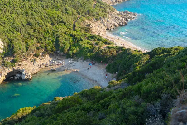 Timoni plajı, Yunanistan 'ın Korfu kentindeki İyon denizi ve manzarasını kapatın.