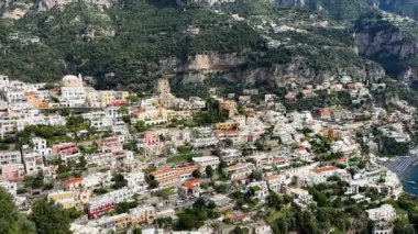 Thyrenian Denizi ve Positano kasabası - İtalya 'nın deniz manzaralı ünlü İtalyan tatil beldesi