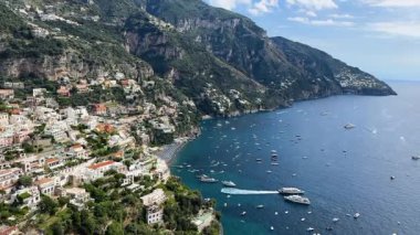 Thyrenian Denizi ve Positano kasabası - İtalya 'nın deniz manzaralı ünlü İtalyan tatil beldesi