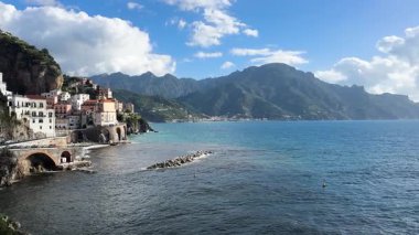 Amalfi yaz kıyıları ve İtalya 'nın Atrani eski kenti ile birlikte Tiren denizi.