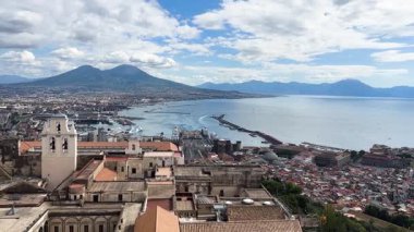 Napoli 'nin panoramik şehir manzarası Vezüv yanardağı ile gün batımında, İtalya