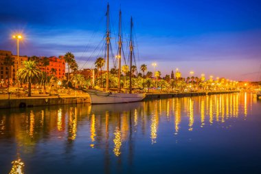 Gece, Barselona, İspanya, Port Vell ve set illumonated