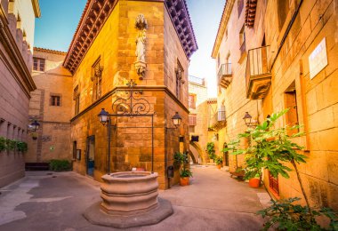 Barselona da Catalonia Poble Espanyol taş yaya cadde, geleneksel mimarisi sitesi