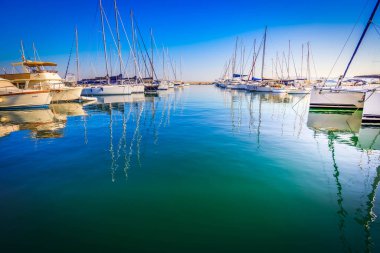 Marina Grande liman renkli eski evleri ve teknelerin Procida Island, İtalya