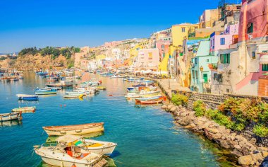 Yazın limanı olan Procida Adası renkli bir kasaba, İtalya,