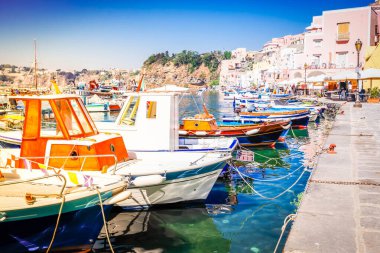 Procida adası renkli şehir set, İtalya demirli tekneler ile