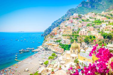 Positano şehir ve plaj görünümü - çiçekleri ile yaz ünlü eski İtalyan tatil, İtalya