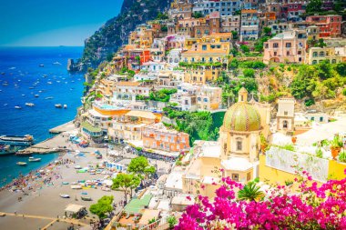 Positano şehir ve plaj görünümü - çiçekleri ile yaz ünlü eski İtalyan tatil, İtalya