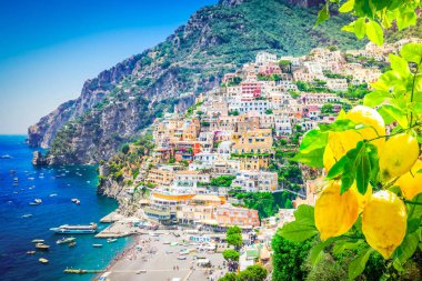 Yazın Positano şehri manzarası - İtalya 'da eski bir İtalyan tatil köyü