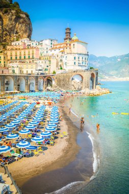 Amalfi eski şehir ve yaz Atrani plajı Şemsiyeli, İtalya