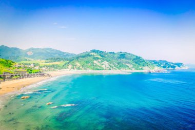Cantabria deniz temiz su ve Deba kasaba, Pais Vasco İspanya ile yeşil sahil