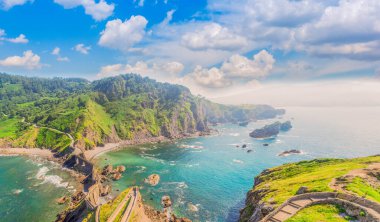 Deniz, köprü ve San Juan de Gaztelugatxe, Pais Vasco İspanya kayalar Panoraması