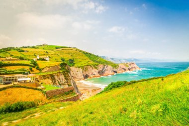 Yaz, Pais Vasco İspanya sahilinde Zumaia yeşil tepeler