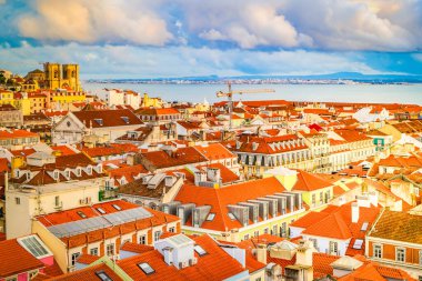 Eski kasaba çeyrek Se cathedral, Portekiz ile üzerinden bir Lizbon görünüm