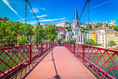 Fransa 'nın Lyon şehrinde güzel bir yaz gününde yaya Aziz Georges köprüsü.
