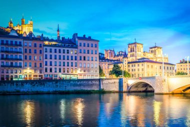 Fransa 'nın Lyon şehrinde güzel bir yaz gecesinde