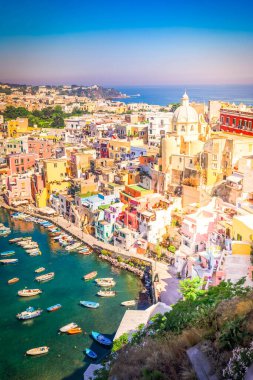 Procida Adası liman manzaralı renkli bir kasaba, İtalya