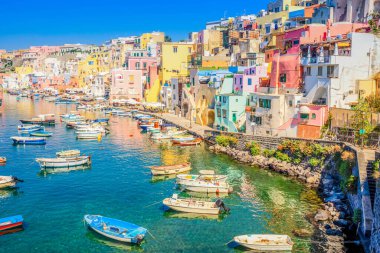 Yazın limanı olan Procida Adası renkli bir kasaba, İtalya,