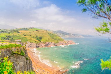 Itzurun plaj ve tepeler Zumaia Coast, Pais Vasco İspanya