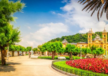 belediye binası ile San Sebastian şehir merkezi görünümü, Yaz pais Vasco, İspanya